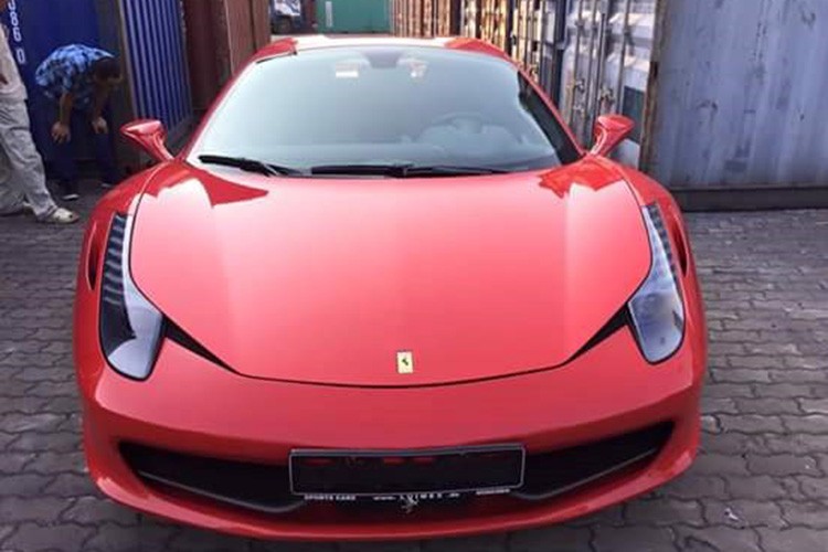 "Siêu ngựa chồm"  Ferrari 458 Spider vừa xuất hiện tại cảng VICT - TP HCM vừa được một trong những tín đồ mê siêu xe tại Việt Nam đăng tải lên mạng xã hội và ngay lập tức làm xôn xao cộng đồng.